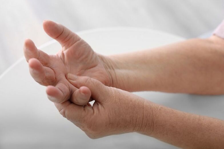 Sāpes rokās un pirkstos ir bieži sastopams dzemdes kakla osteohondrozes simptoms