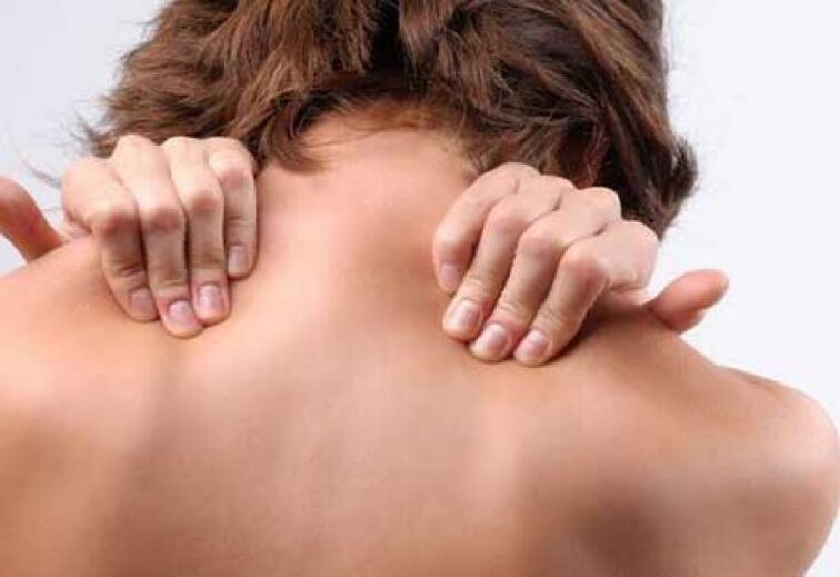Krūšu kurvja osteohondrozes simptoms ir sāpīgas sāpes starp lāpstiņām. 