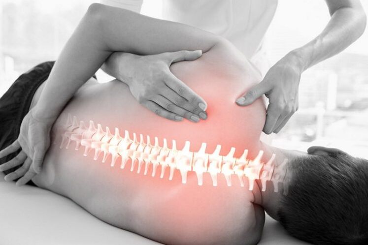Manuālās terapijas seanss mugurkaula krūšu osteohondrozei