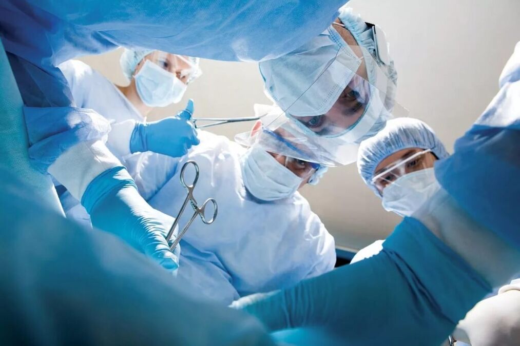 Sarežģītai krūšu kurvja osteohondrozei tiek veikta operācija